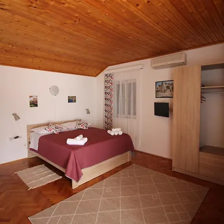 Apartmani Pavicic-Ivelja Stari Grad  Exterior photo