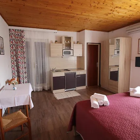 Apartmani Pavicic-Ivelja Stari Grad  Exterior photo